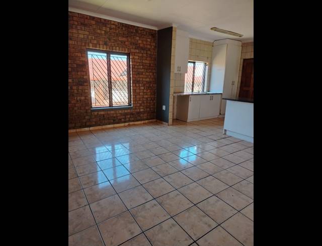 3 BEDROOM APARTMENT FOR SALE IN AMAJUBA PARK